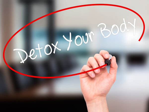 Мужчина написал Detox Your Body черным маркером на визуальном шраме
