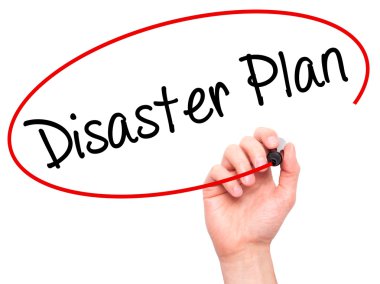 Adam el afet planı ile siyah kalemi görsel dağ eteğindeki taş yığını üzerinde yazma