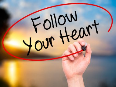 Adam el izleyin Your Heart siyah kalemi ile görsel s yazma.