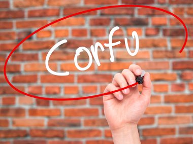 Adam el Corfu siyah kalemi ile görsel ekranda yazma.