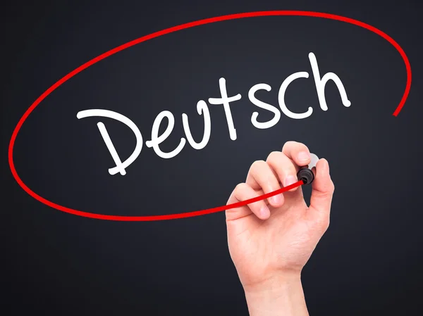 男人手上用黑色记号笔写 Deutsh （德语德语） — 图库照片