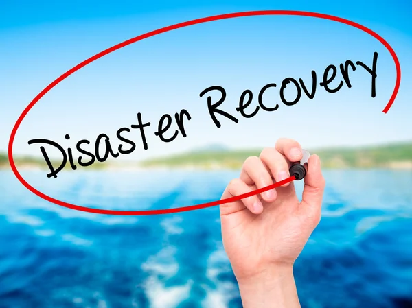 Человек, пишущий Disaster Recovery с черным маркером на визуальном фоне — стоковое фото