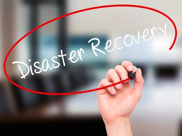 Man Hand schrijven Disaster Recovery met zwarte marker op visuele s — Stockfoto