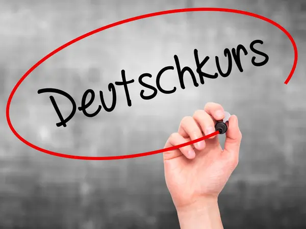 Man Hand skriva Deutschkurs (tyska kurs i tyska) med blac — Stockfoto