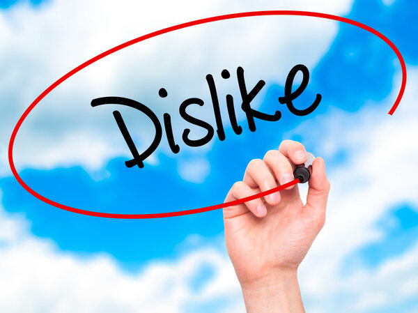 Человек, пишущий "Нелюбовь" с черным маркером на экране
