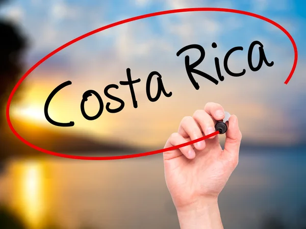 Мужчина писал Коста-Рике черным маркером на экране — стоковое фото