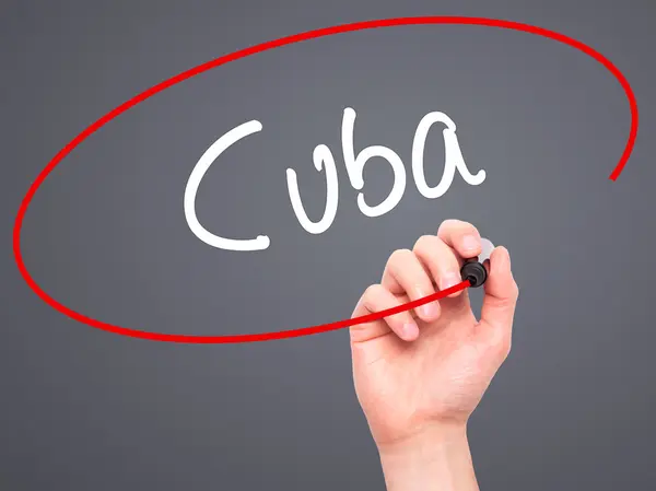 Ο άνθρωπος χέρι γράφοντας Κούβα με μαύρο μαρκαδόρο οπτικά στην οθόνη — Φωτογραφία Αρχείου