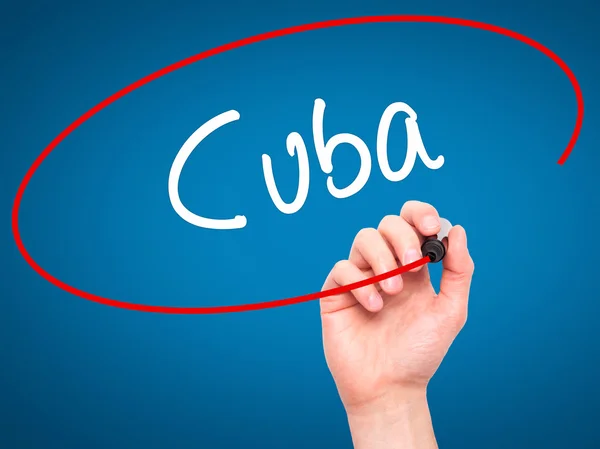 Человек Рука пишет Кубу с черным маркером на экране — стоковое фото