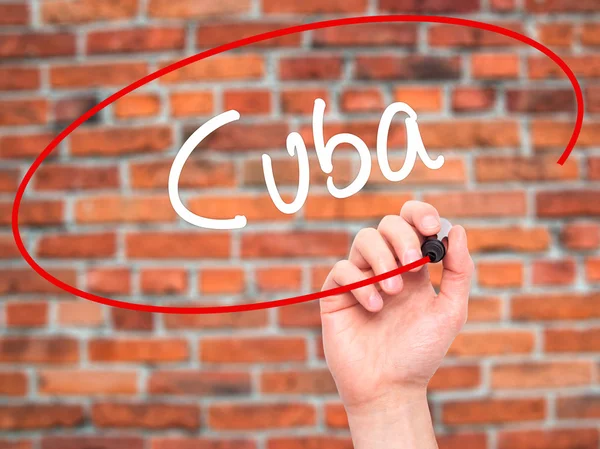 Hombre Escribiendo a mano Cuba con marcador negro en pantalla visual — Foto de Stock