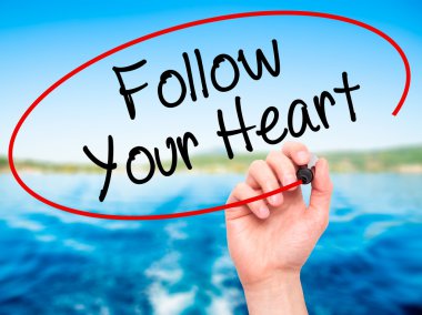 Adam el izleyin Your Heart siyah kalemi ile görsel s yazma.