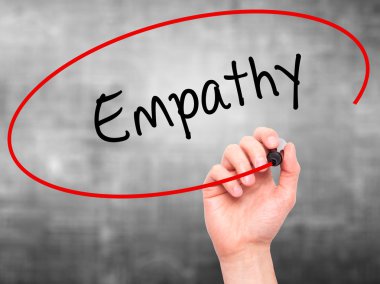 Adam el siyah kalemi ile empati görsel ekranda yazma