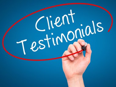 Adam el Müşteri Testimonials siyah kalemi ile görsel üzerinde yazılı.