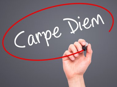 Adam el Carpe Diem siyah kalemi ile görsel ekranda yazma.