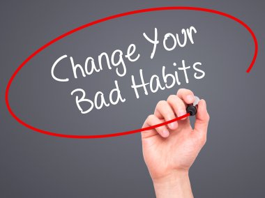 Adam el değiştirme Your kötü alışkanlıklar ile siyah kalemi VI üzerinde yazma