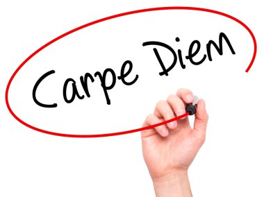 Adam el Carpe Diem siyah kalemi ile görsel ekranda yazma.