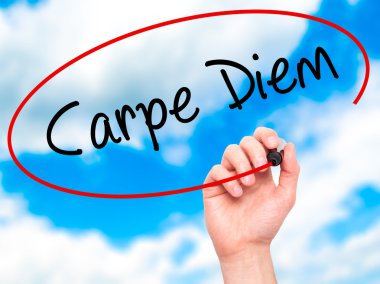 Adam el Carpe Diem siyah kalemi ile görsel ekranda yazma.