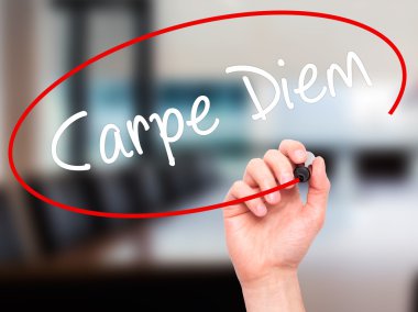 Adam el Carpe Diem siyah kalemi ile görsel ekranda yazma.