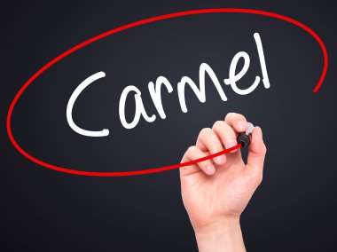 Adam el Carmel siyah kalemi ile görsel ekranda yazma.