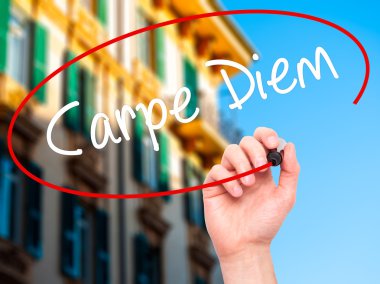 Adam el Carpe Diem siyah kalemi ile görsel ekranda yazma.