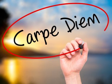 Adam el Carpe Diem siyah kalemi ile görsel ekranda yazma.