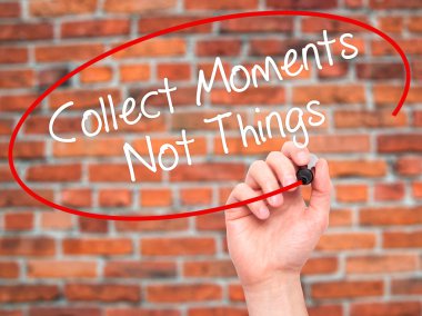 Adam el toplamak anlar değil şeyler üzerinde siyah kalemi ile yazma