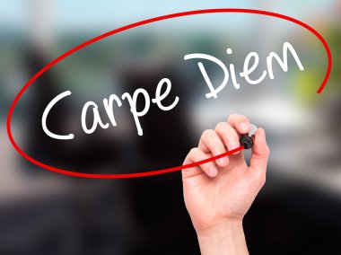 Adam el Carpe Diem siyah kalemi ile görsel ekranda yazma.