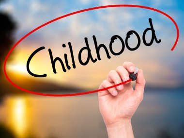 Adam el çocukluk ile siyah kalemi görsel ekranda yazma.