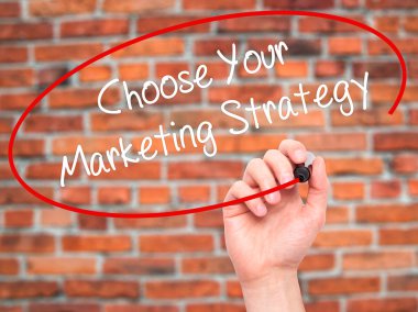 Adam el seçin Your pazarlama stratejisi ile siyah marke yazma