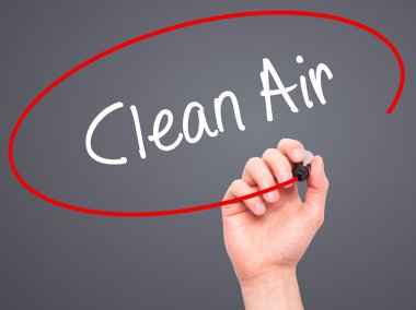 Adam el temiz hava ile siyah kalemi görsel ekranda yazma.