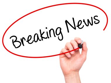 Adam el Breaking News siyah kalemi ile görsel dağ eteğindeki taş yığını üzerinde yazma.