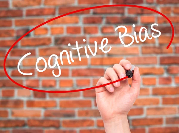 Man Hand skriva kognitiv Bias med svart markering på visuella skä — Stockfoto