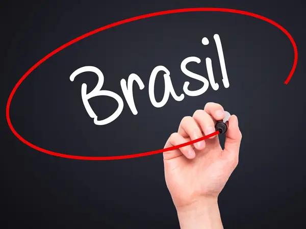 Человек, пишущий Brasil (Бразилия по-португальски) с черной меткой — стоковое фото