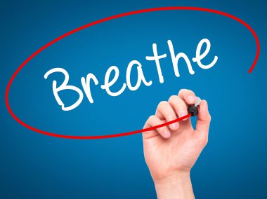 Adam el nefes ile siyah kalemi görsel ekranda yazma.