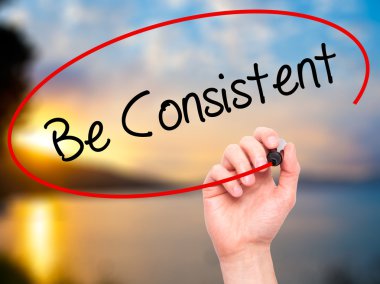 Adam el olmak tutarlı siyah kalemi ile görsel dağ eteğindeki taş yığını üzerinde yazma