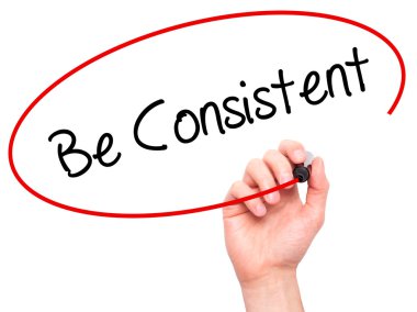 Adam el olmak tutarlı siyah kalemi ile görsel dağ eteğindeki taş yığını üzerinde yazma