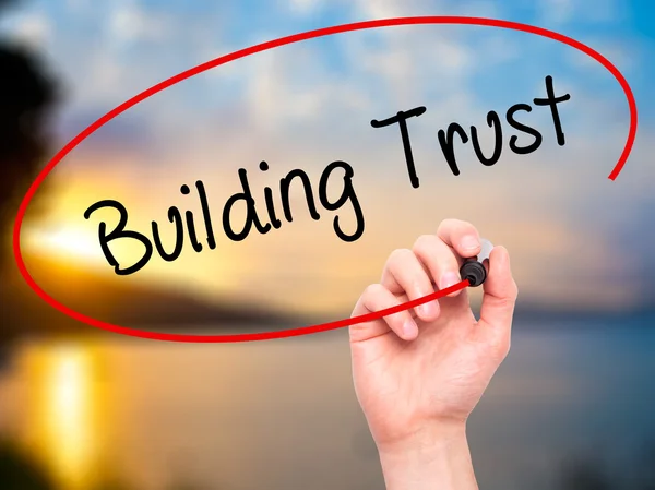 Man Hand writing Building Trust con marcador negro en el scre visual —  Fotos de Stock