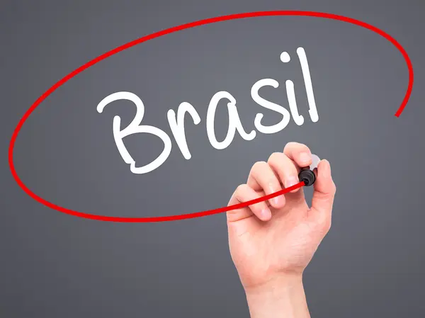 Ο άνθρωπος χέρι γράφοντας Brasil (Βραζιλία στα πορτογαλικά) με μαύρο σημάδι — Φωτογραφία Αρχείου
