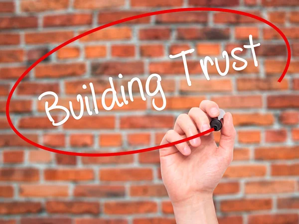 Man Hand writing Building Trust con marcador negro en el scre visual —  Fotos de Stock