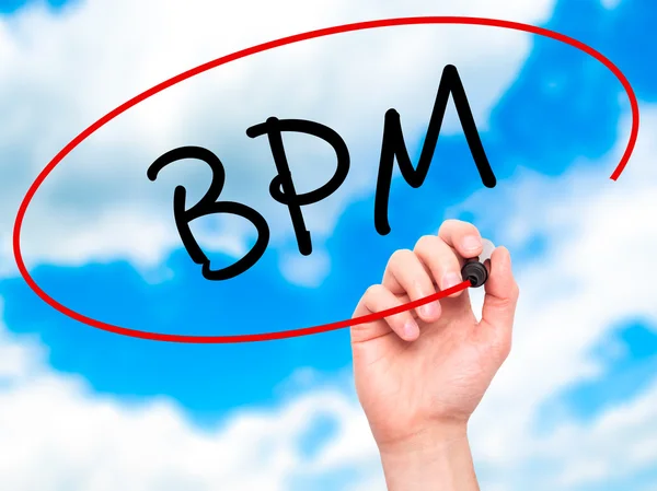 Человек, пишущий BPM (Business Process Management) черным по белому — стоковое фото