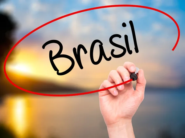 Man Hand schrijven Brasil (Brazil in het Portugees) met zwarte vlek — Stockfoto