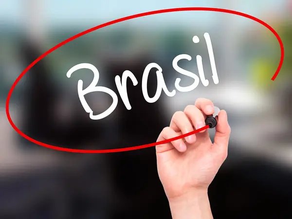 Man Hand skriver Brasil (Brasiliansk portugisiska) med svart märke — Stockfoto