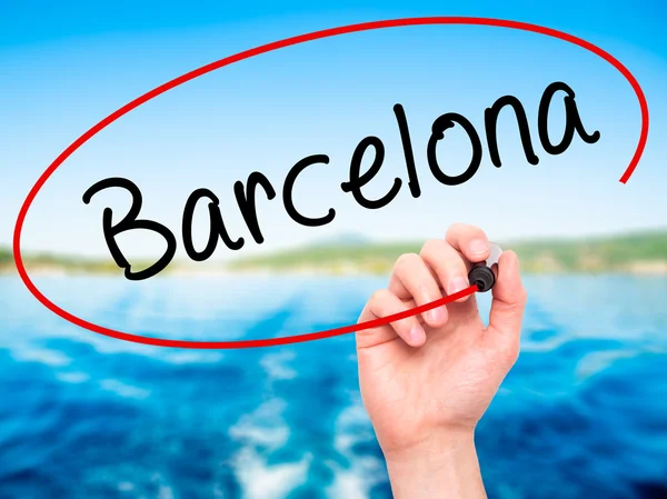 Mann Handschrift barcelona mit schwarzem Marker auf visuellem Bildschirm — Stockfoto