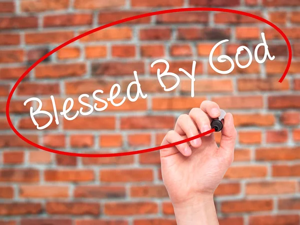 Человек, написавший Blessed by God черным маркером на визуальном шраме — стоковое фото