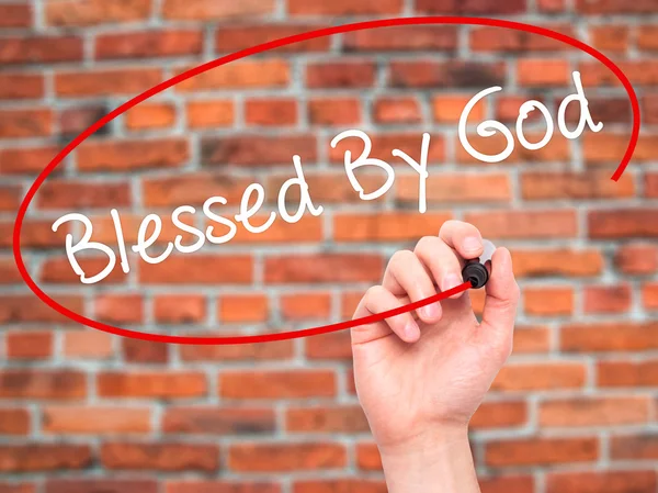 Man Hand schrijven gezegend door God met zwarte marker op visuele scre — Stockfoto