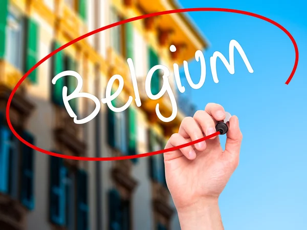 Człowiek w zapasie pismo Belgia czarnym markerem na wizualne ekranie — Zdjęcie stockowe