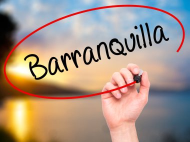 Adam el Barranquilla siyah kalemi ile görsel ekranda yazma.