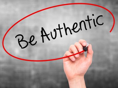 Adam el olmak otantik siyah kalemi ile görsel ekranda yazma