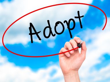 Adam el Adopt siyah kalemi ile görsel ekranda yazma.