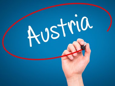 Adam el Avusturya ile siyah kalemi görsel ekranda yazma.