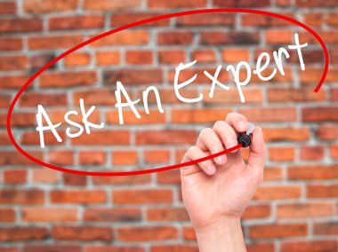 Adam el bir uzman sormak siyah kalemi ile görsel dağ eteğindeki taş yığını üzerinde yazma.